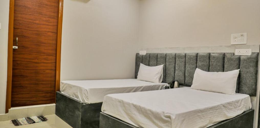 Hotel Ceasta, Beside Us Consulate Hyderabad, Gachibowli Gundipet Buitenkant foto