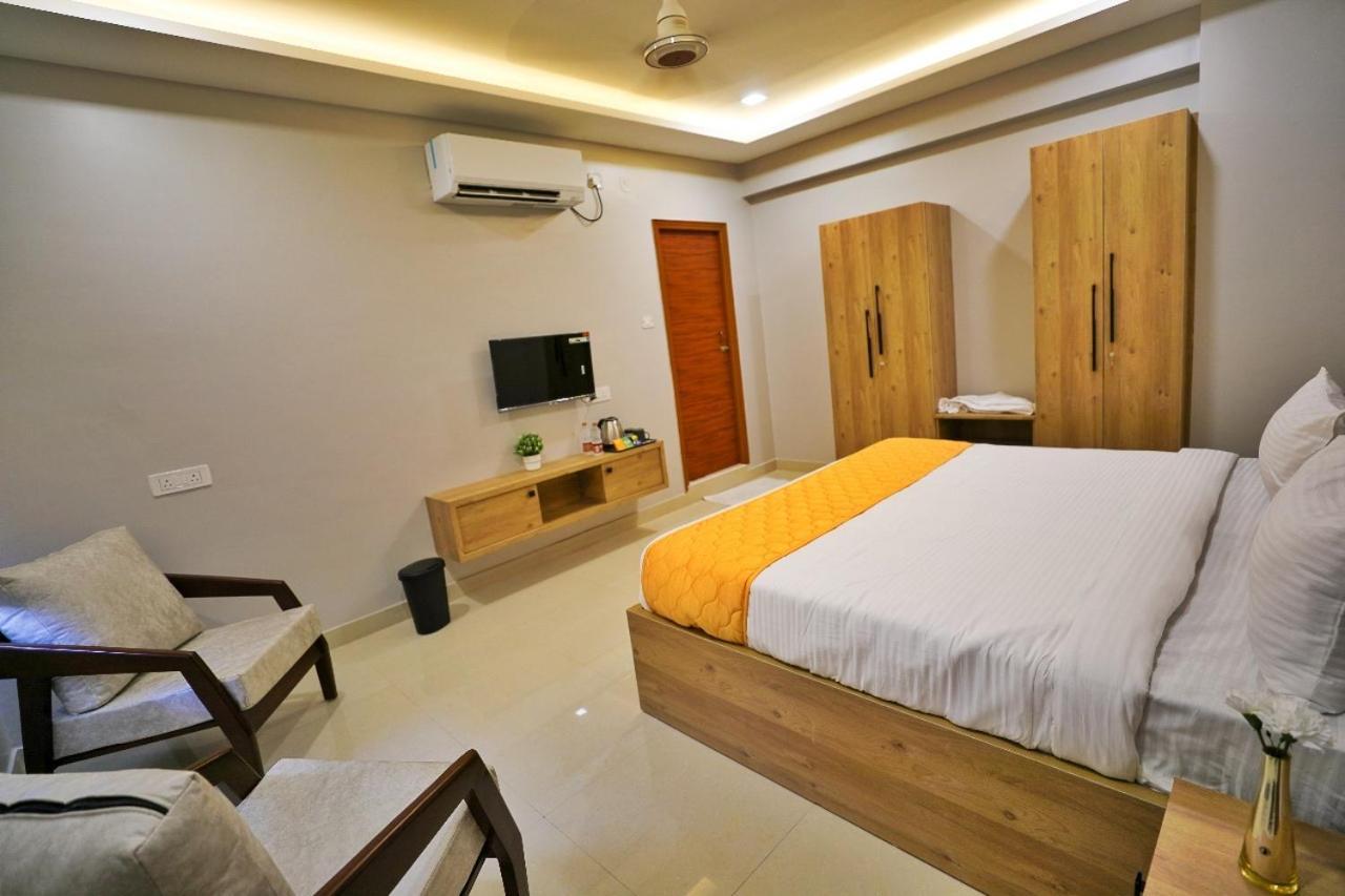 Hotel Ceasta, Beside Us Consulate Hyderabad, Gachibowli Gundipet Buitenkant foto