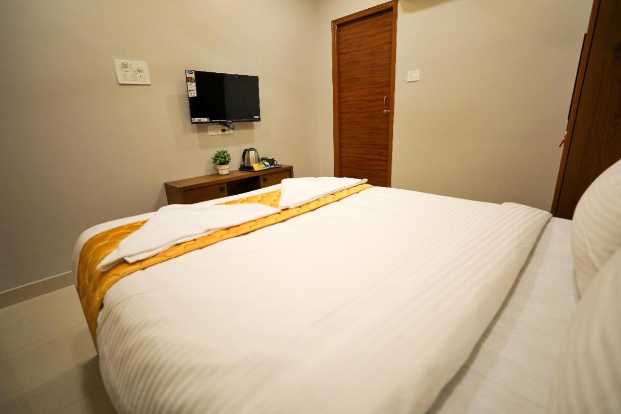 Hotel Ceasta, Beside Us Consulate Hyderabad, Gachibowli Gundipet Buitenkant foto