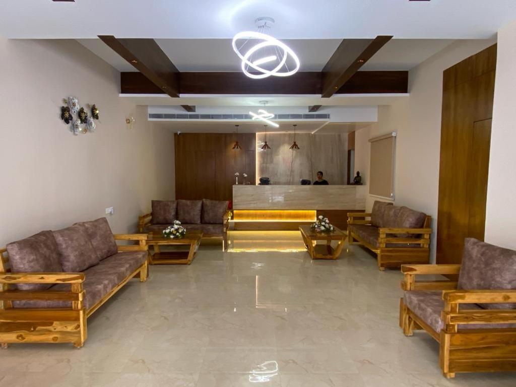 Hotel Ceasta, Beside Us Consulate Hyderabad, Gachibowli Gundipet Buitenkant foto